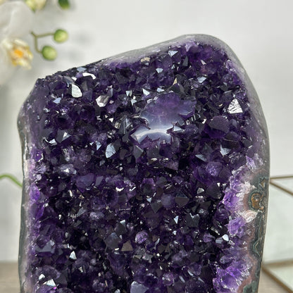 Amethyst-Cluster mit kompakt gewachsener, facettenreicher Kristallstruktur
