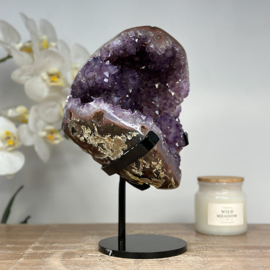 Amethyst-Geode mit rottoniger Jaspis-Schale