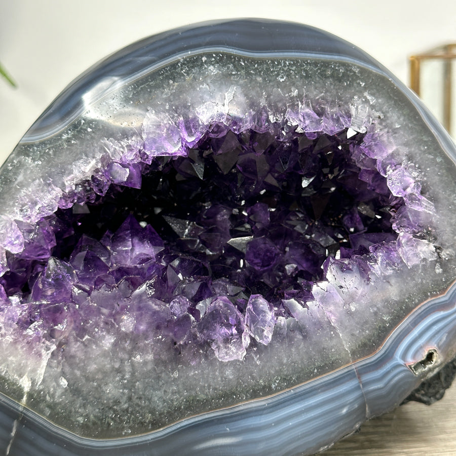 Amethyst-Achat-Geode mit markanter blauer Bänderung