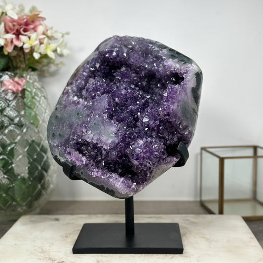 Amethyst-Geode mit außergewöhnlicher Kristallformation und plastischer Struktur, in exklusiver Premiumqualität