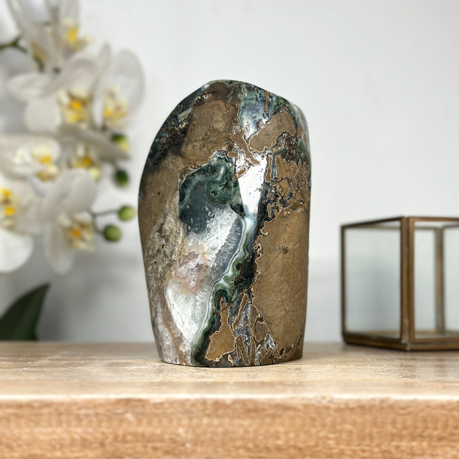 Amethyst-Geode mit aufrechter Standform und kompakter Kristallstruktur