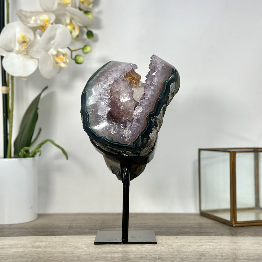Amethyst-Geode mit eingebetteten Kalzit-Einschlüssen und vielschichtiger Kristallstruktur