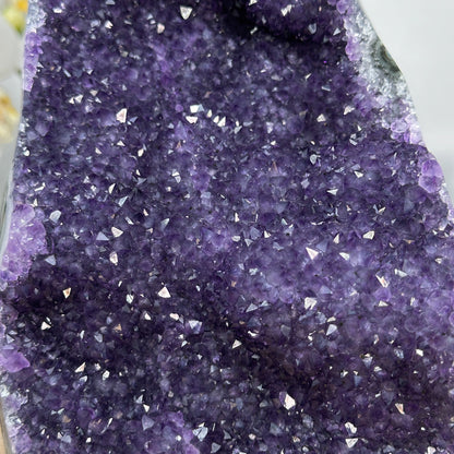 Amethyst-Kathedrale groß mit ausgeprägter Stalaktitenstruktur und plastischer Formation