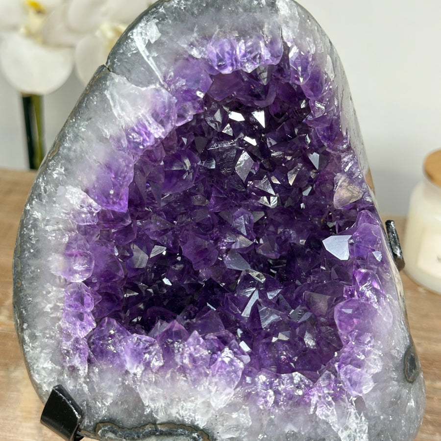 Amethyst-Geode mit stark strukturierter Kristallkammer