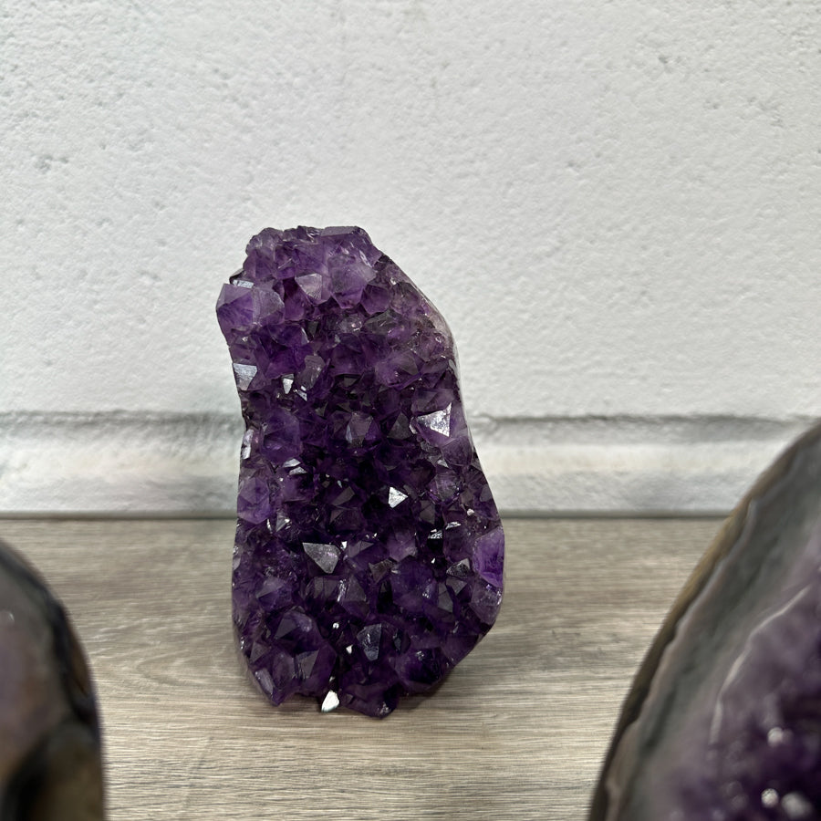 Amethyst-Kathedralen & Drusen-Set 18-teilig, mit dicht gewachsenen, violetten Kristallformationen