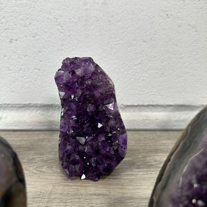 Amethyst-Kathedralen & Drusen-Set 18-teilig, mit dicht gewachsenen, violetten Kristallformationen