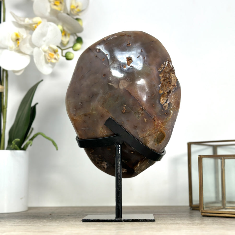 Amethyst-Geode mit intensiv tiefvioletter, glänzender Kristallzone