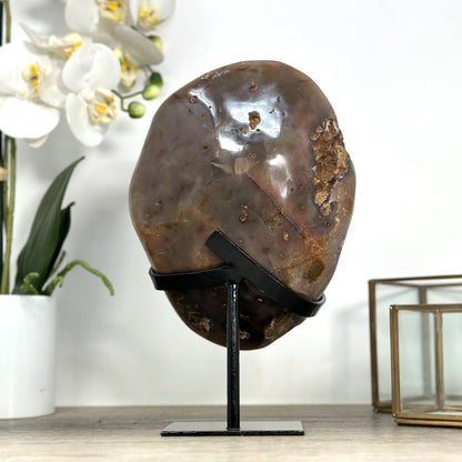 Amethyst-Geode mit intensiv tiefvioletter, glänzender Kristallzone