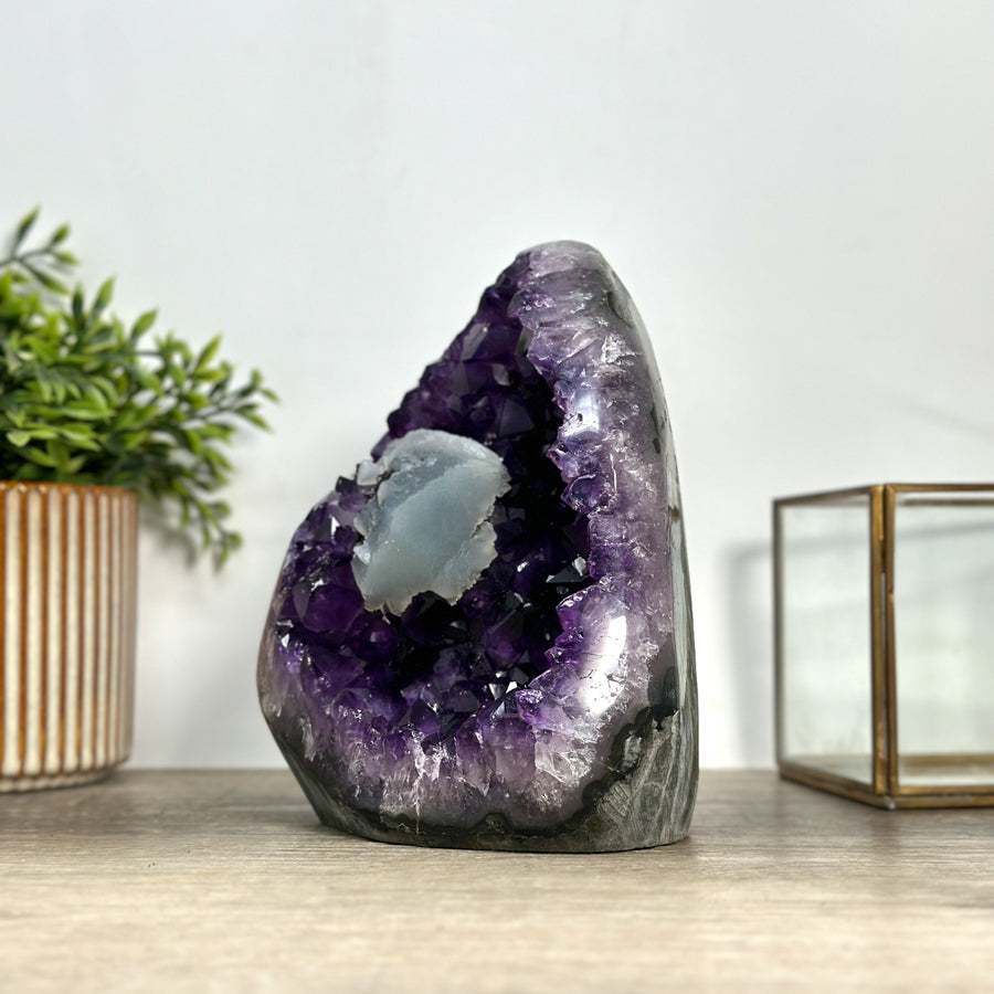Amethyst-Kathedrale mit eindrucksvoller Kalzit-Einlagerung und violetter Kristallstruktur