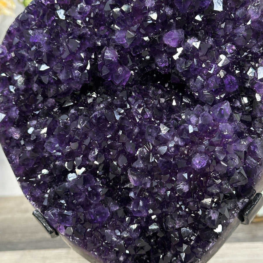 Amethyst-Kristallcluster mit tiefviolett funkelnder, transparenter Kristallspitze