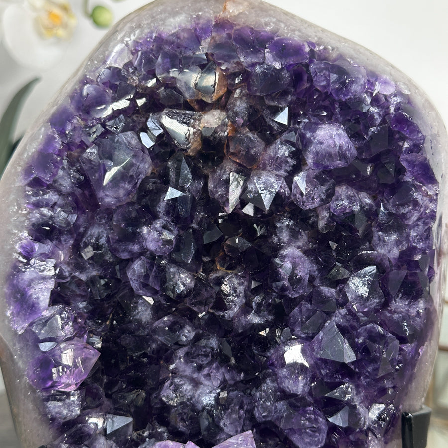 Amethyst-Kristall mit großkristalliner, lichtreflektierender Kristallstruktur