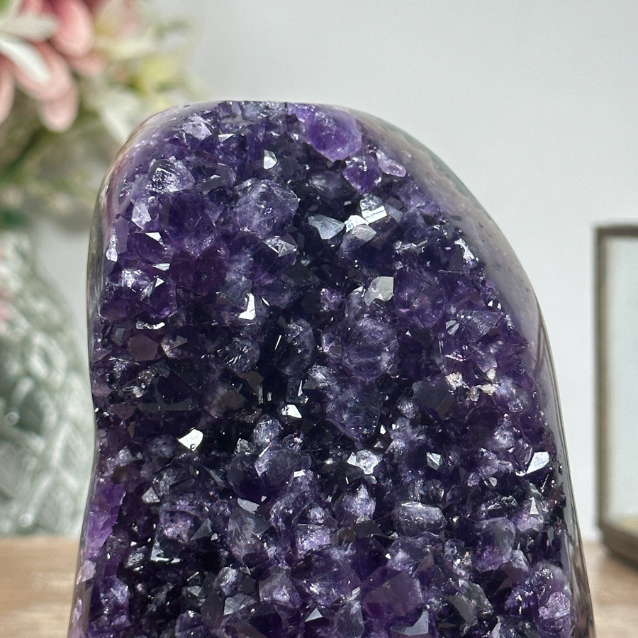 Amethyst-Druse mit tiefvioletter, dicht verwachsener Kristallzone