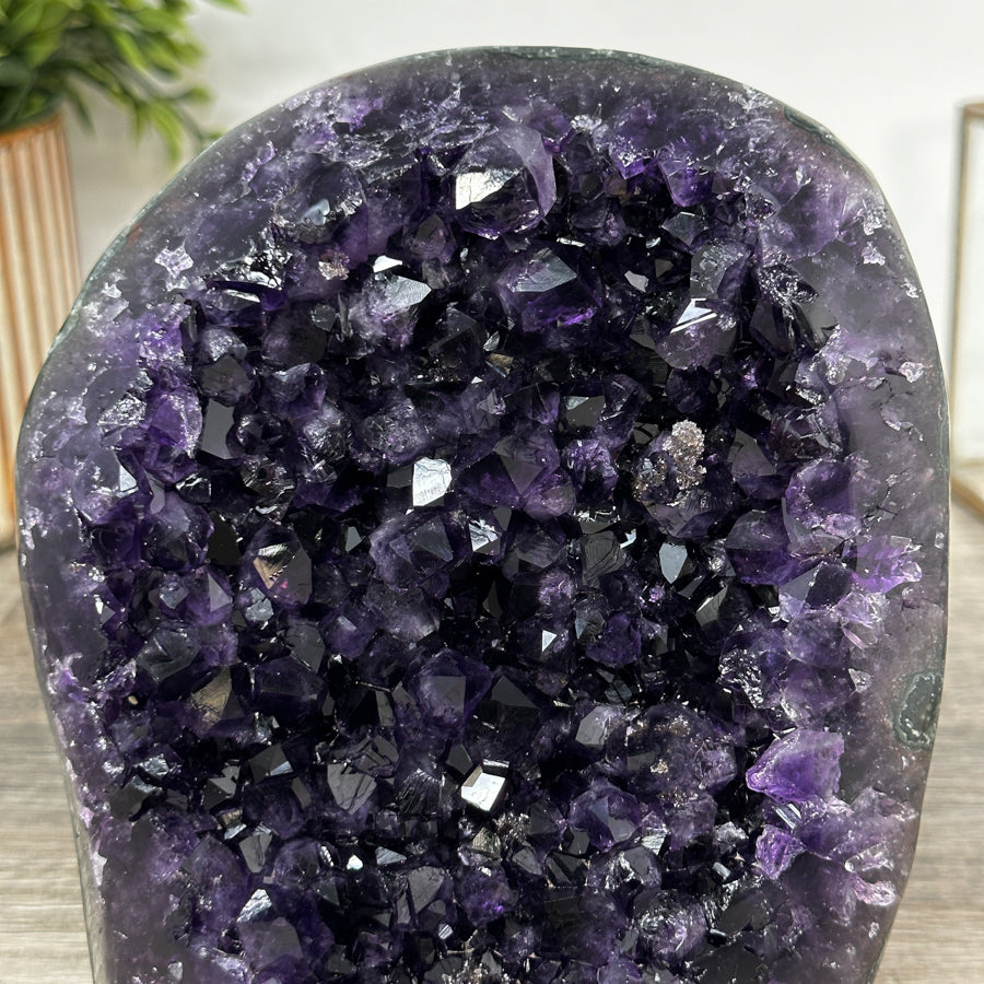 Amethyst-Kathedrale groß mit intensiv ausgeprägter, tiefvioletter Kristallkammer