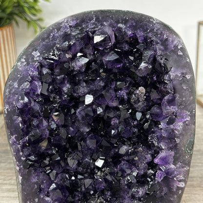 Amethyst-Kathedrale groß mit intensiv ausgeprägter, tiefvioletter Kristallkammer