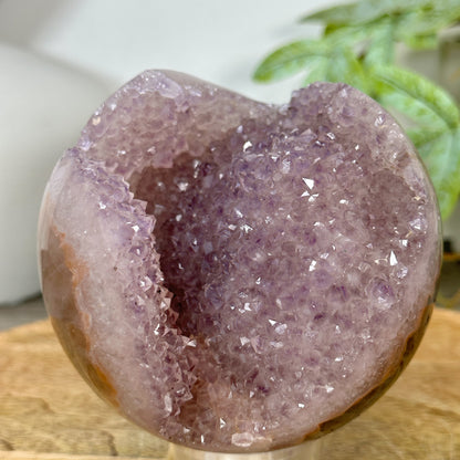 Amethyst-Jaspis-Steinkugel mit kontrastreicher Matrix und Druzy-Oberfläche