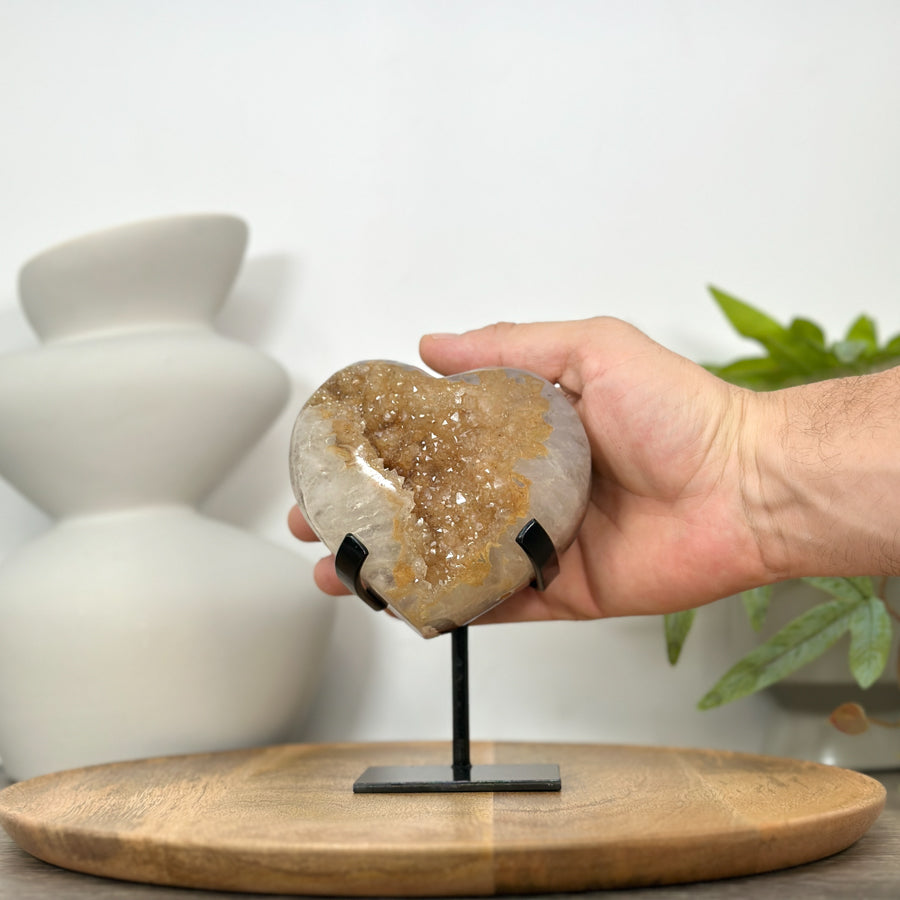 Gelbe Quarz-Herzskulptur mit transparenter, lichtreflektierender Kristallstruktur