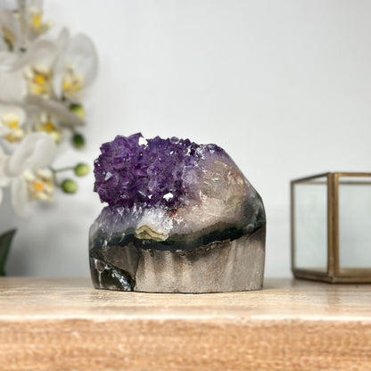 Amethyst-Druse mit integrierter Kalzitformation und klarer Kristallarchitektur