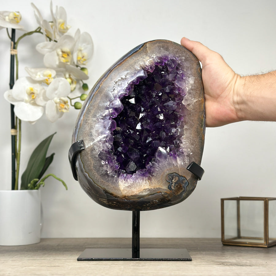 Amethyst-Geode groß mit weit gefächerter Innenstruktur, in ausgewählter Spitzenqualität