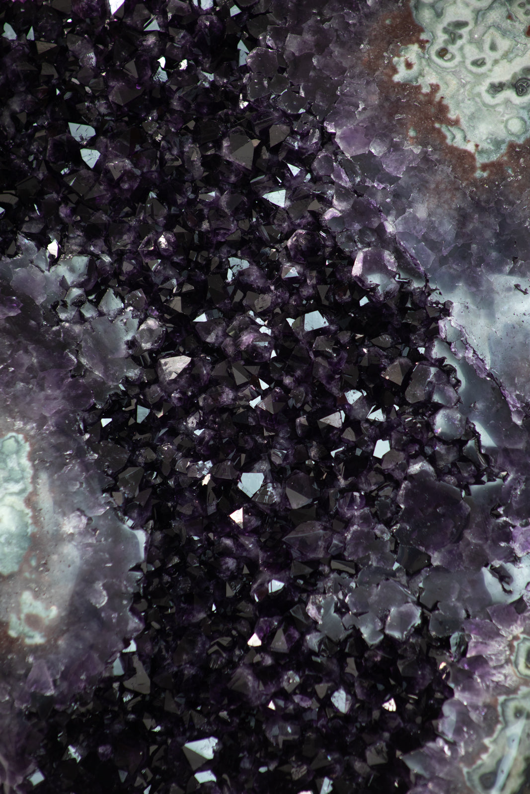 Amethyst-Jaspis-Kristallcluster XXL mit kontrastreicher Mineralmatrix, in exklusiver Premiumqualität