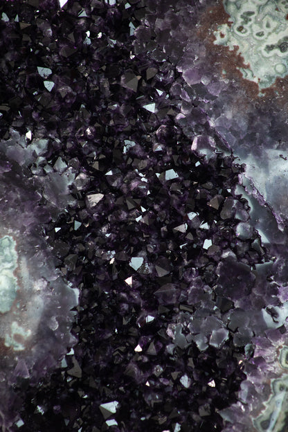 Amethyst-Jaspis-Kristallcluster XXL mit kontrastreicher Mineralmatrix, in exklusiver Premiumqualität