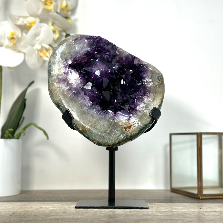 Amethyst-Geode mit weit geöffneter, leuchtender Kristallkammer
