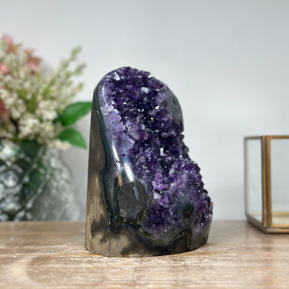 Amethyst-Kathedrale mit markant facettierter Kristallarchitektur