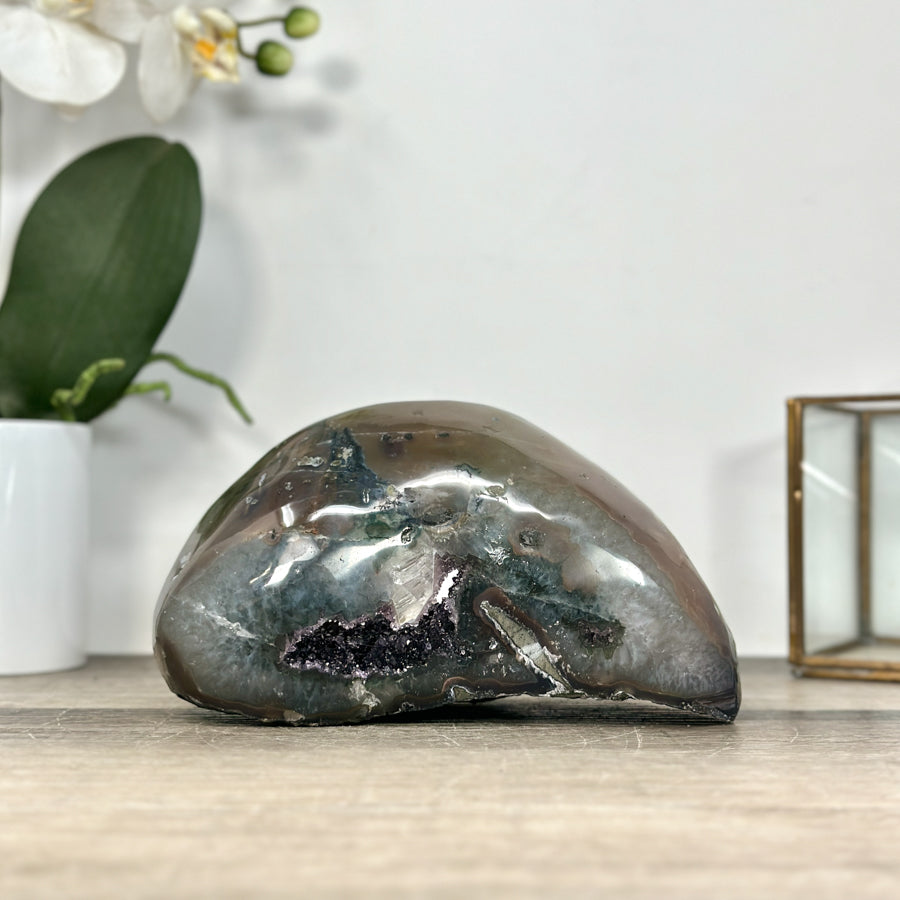 Amethyst-Quarz-Geode mit fein ausgebildetem Druzy-Zentrum
