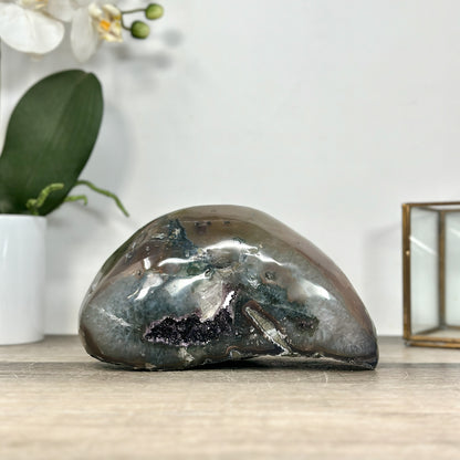 Amethyst-Quarz-Geode mit fein ausgebildetem Druzy-Zentrum