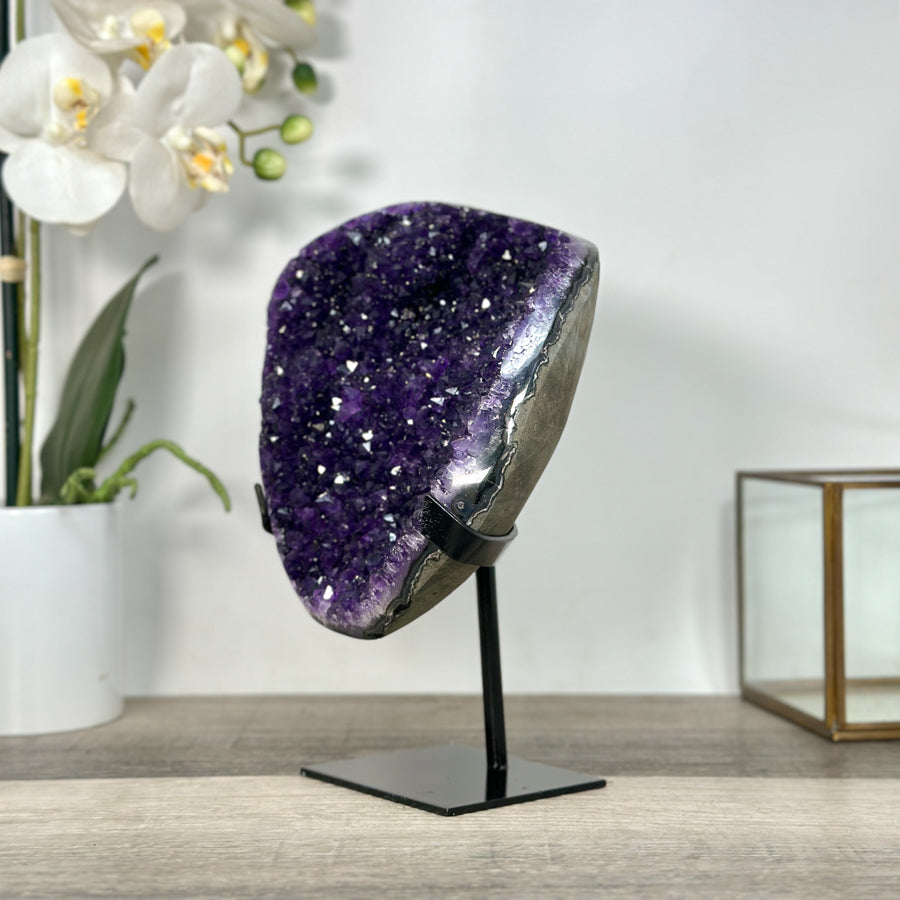 Amethyst-Cluster mit voluminösen, tiefvioletten Kristallformationen
