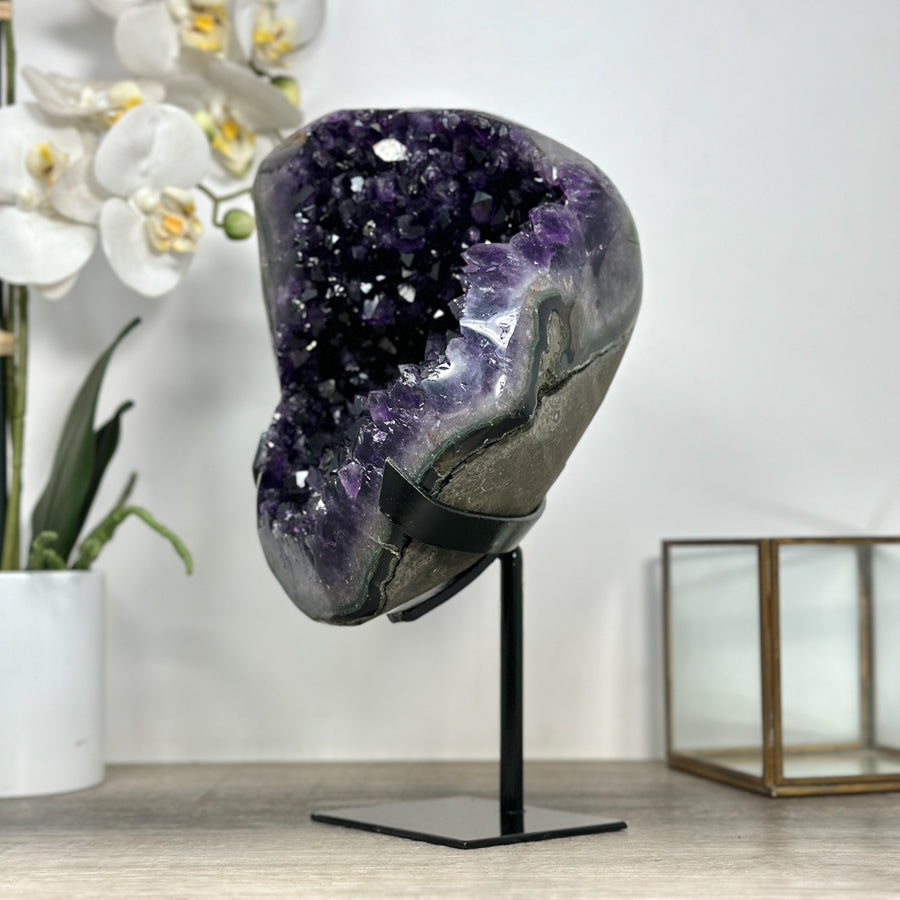 Amethyst-Geode groß mit symmetrisch ausgebildeter Kammer