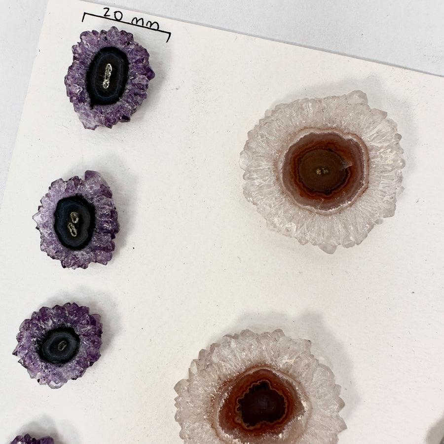 Quarz-Amethyst-Achat-Grünjaspis-Stalaktiten-Scheiben mit natürlicher Mineralbänderung