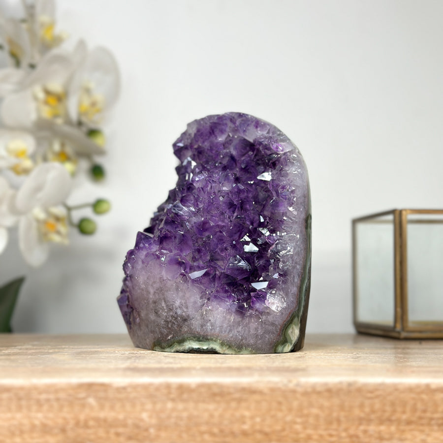 Amethyst-Kathedrale mit ausgeprägter Stalaktitenstruktur und tiefvioletter Kristallauskleidung