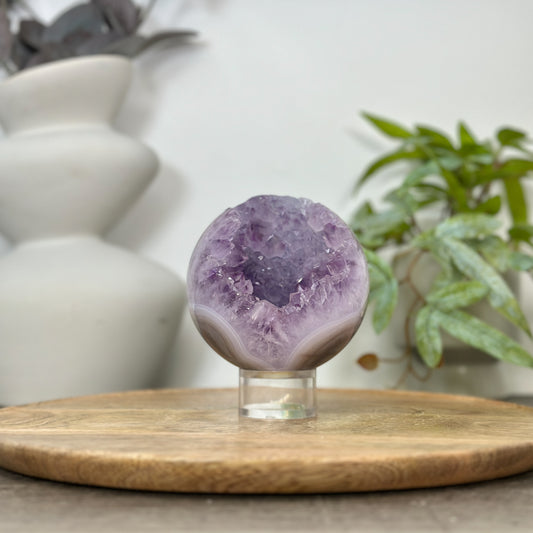 Amethyst-Achat-Steinkugel mit Kristallkammer und blau gebänderter Struktur
