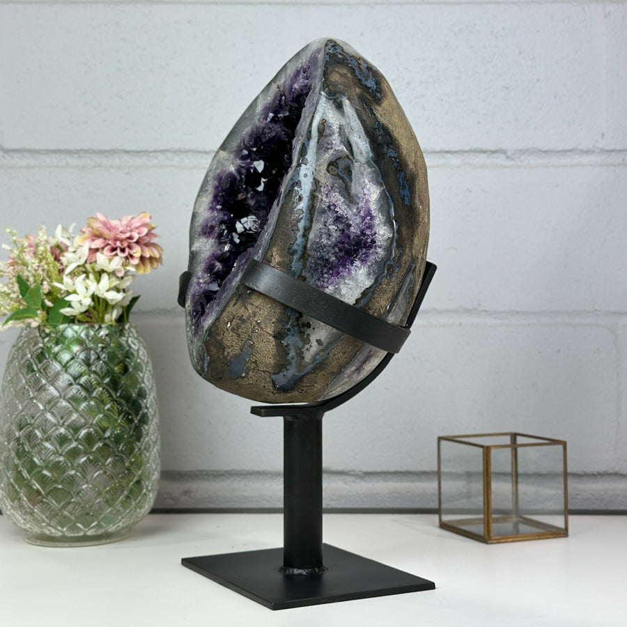 Amethyst-Geode groß mit tiefvioletten, lichtreflektierenden Kristallen, in exklusiver Premiumqualität