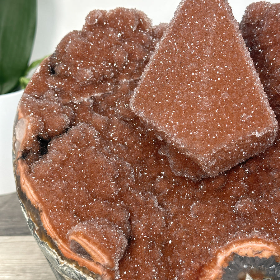 Kalzit-Kristall mit orangefarbener Druzy-Oberfläche und außergewöhnlich feiner kristalliner Struktur