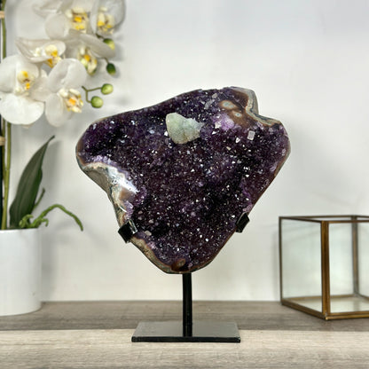 Amethyst-Kristall mit plastischer Kalzitformation und klarer Kristallstruktur