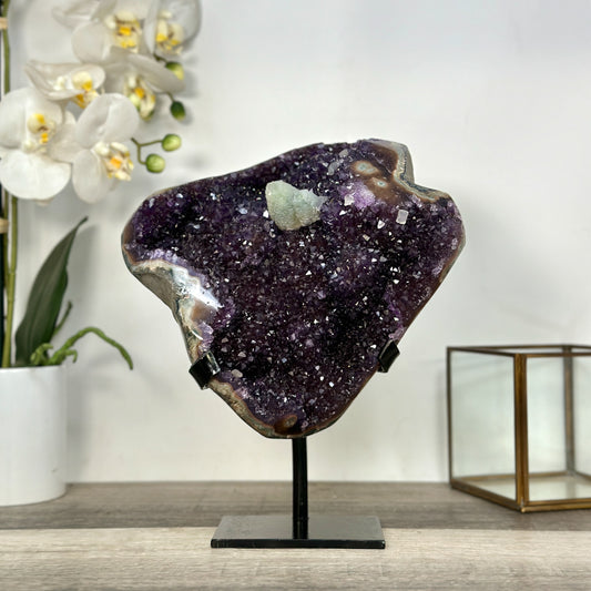Amethyst-Kristall mit plastischer Kalzitformation und klarer Kristallstruktur