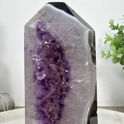 Amethyst-Achat-Obelisk mit markanter Achatbänderung, in ausgewählter Spitzenqualität