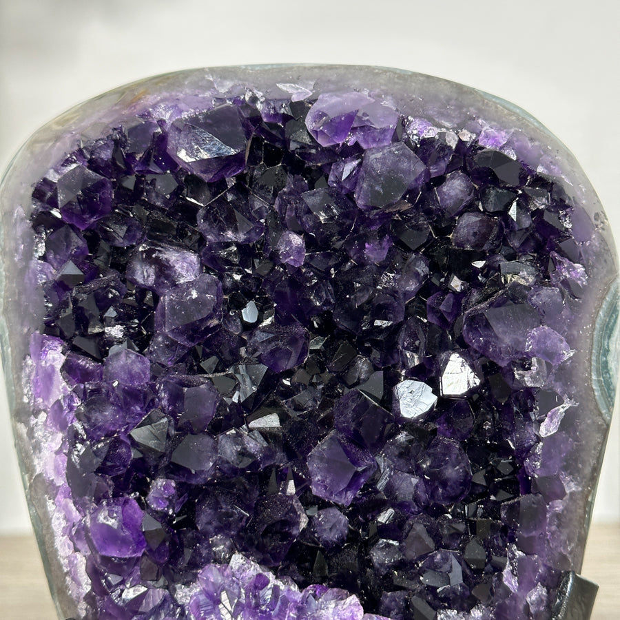 Amethyst-Cluster mit satt dunkelvioletter, kompakter Kristallstruktur