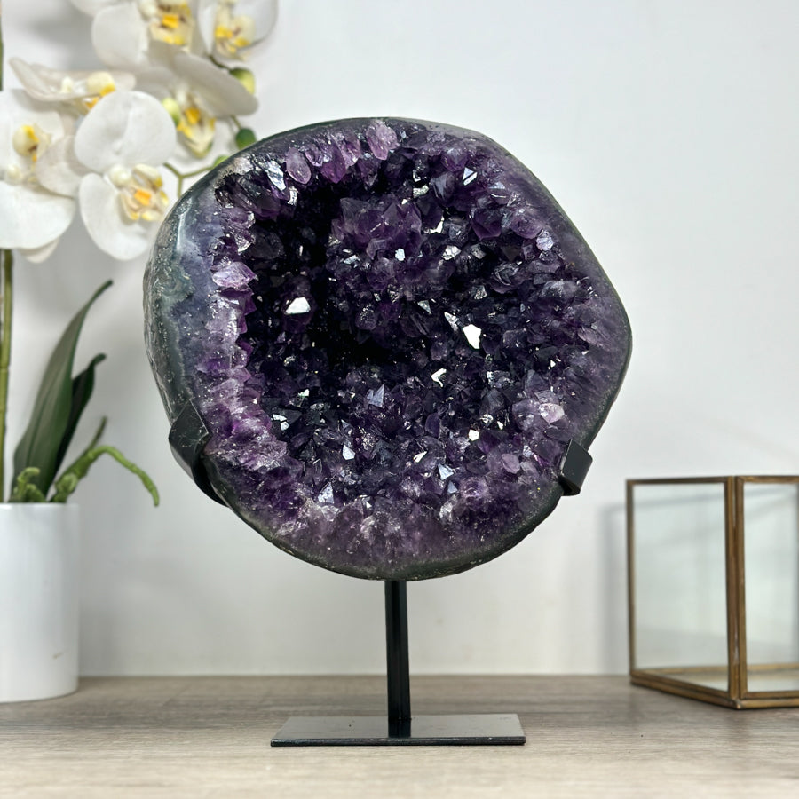 Amethyst-Geode mit groß gewachsener Kristallfläche