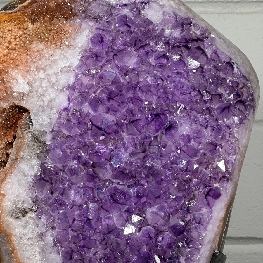 Amethyst-Druzy orange mit irisierender Kristallstruktur, in ausgewählter Spitzenqualität