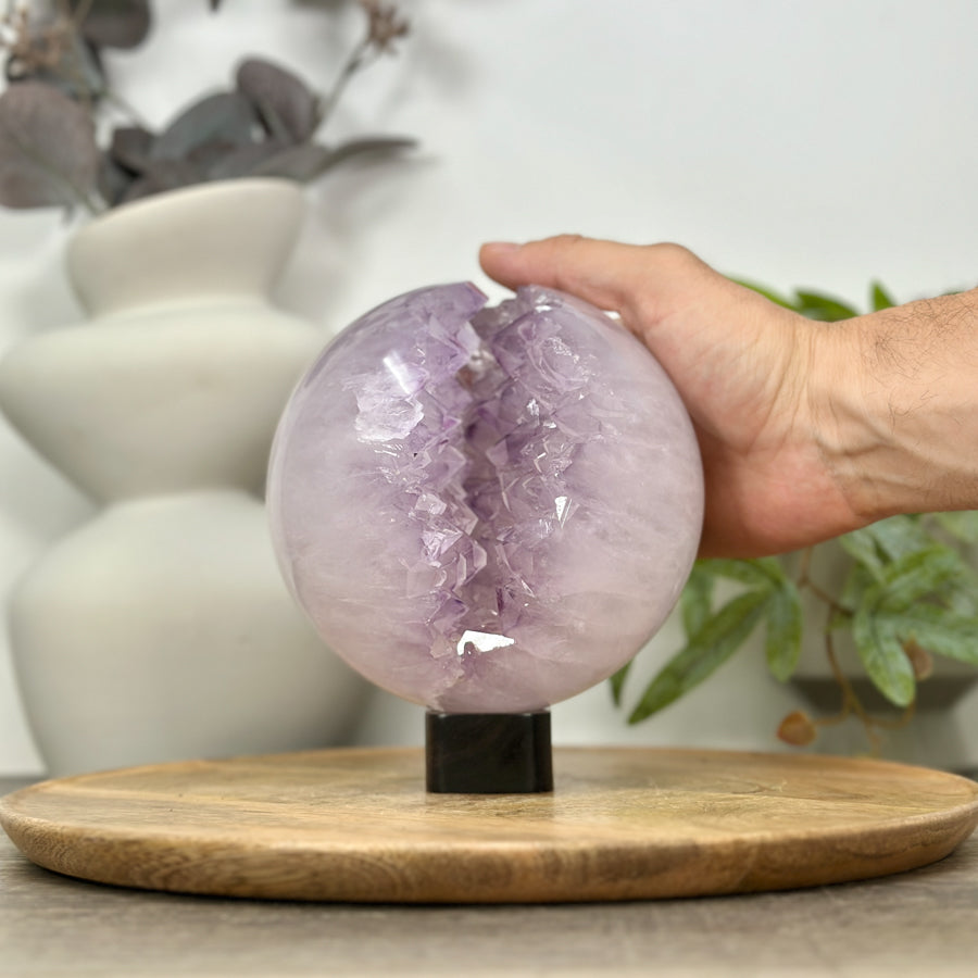 Amethyst-Steinkugel groß mit ausgeprägter Kristallkammer