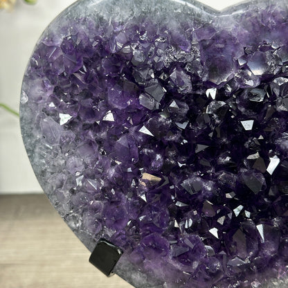 Amethyst-Herzskulptur groß mit großkristalliner, tiefvioletter Kristallbildung