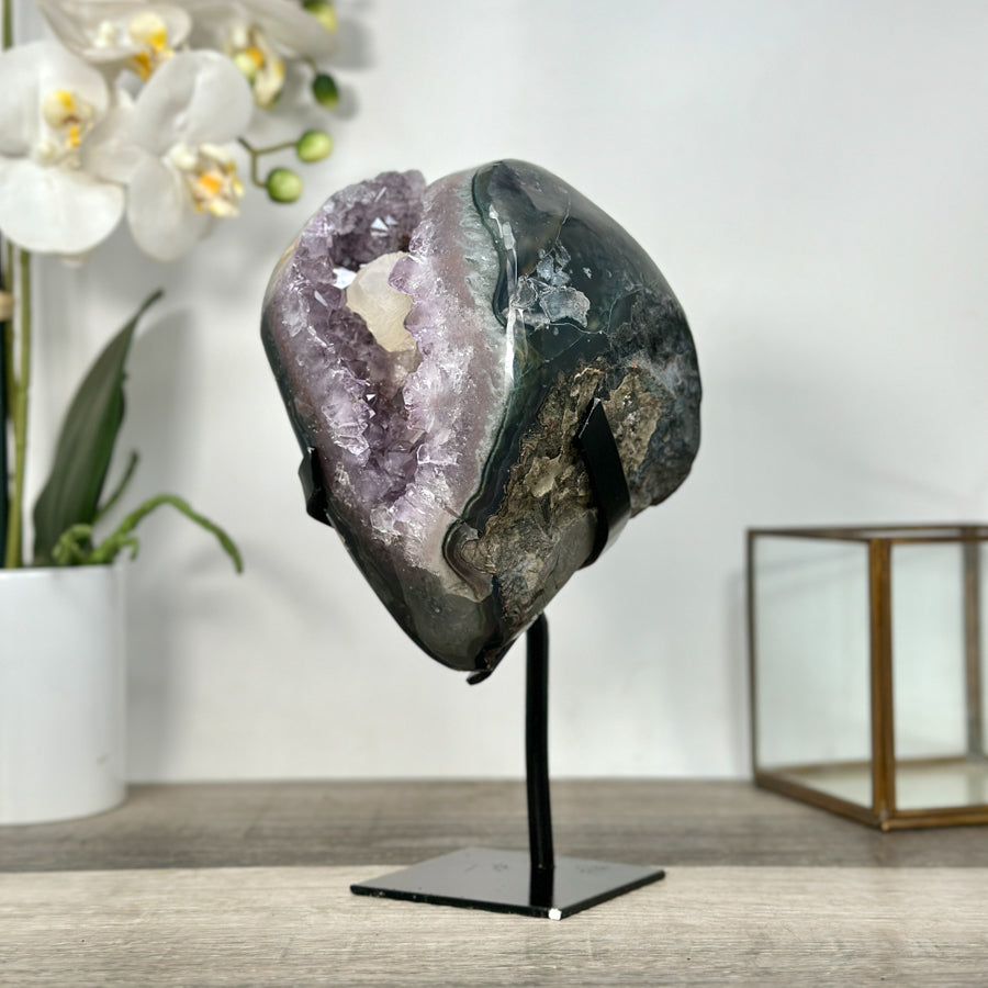 Amethyst-Geode mit eingebetteten Kalzit-Einschlüssen und vielschichtiger Kristallstruktur
