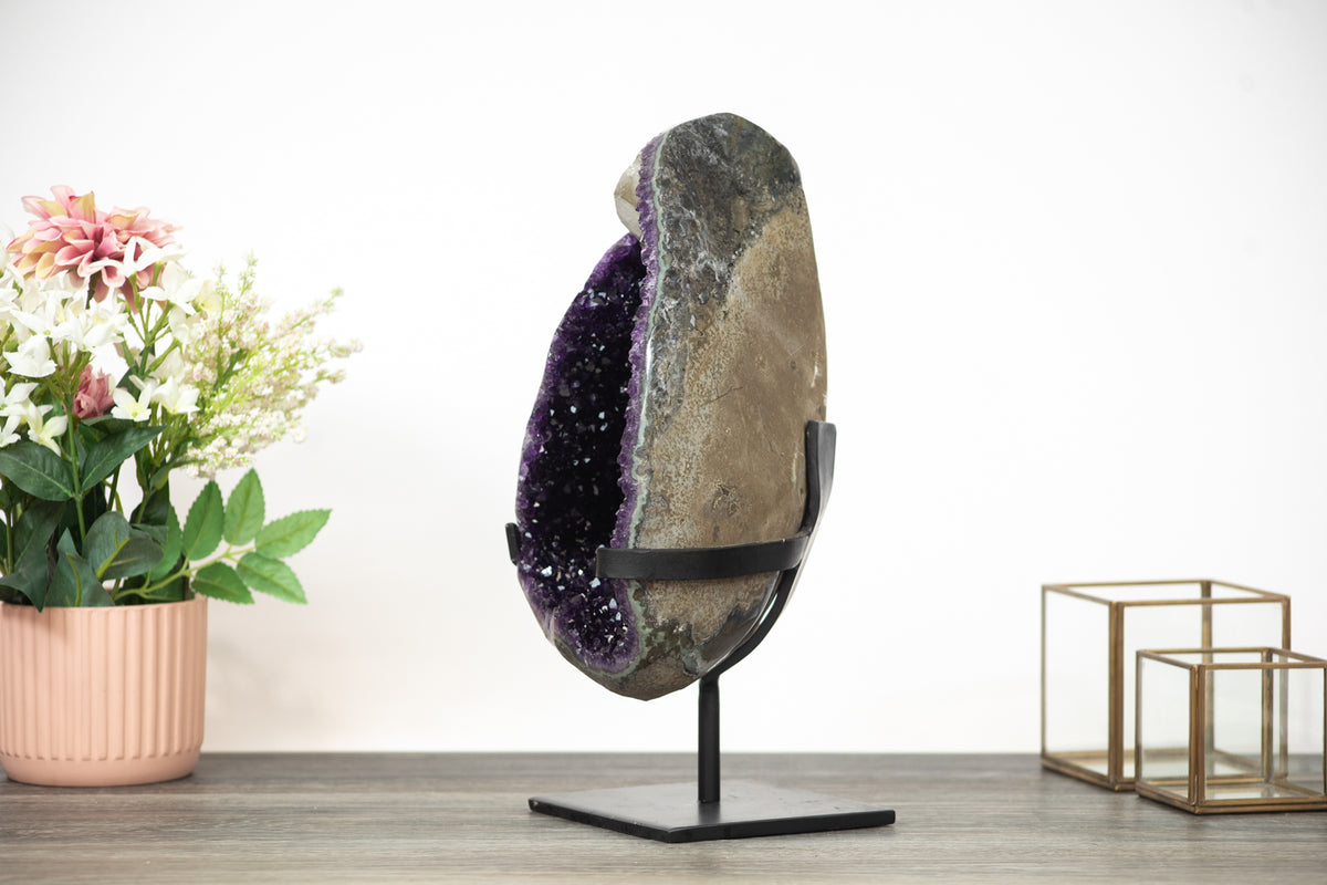 Amethyst-Geode groß mit markanter Kalzit-Einlagerung, in exklusiver Premiumqualität