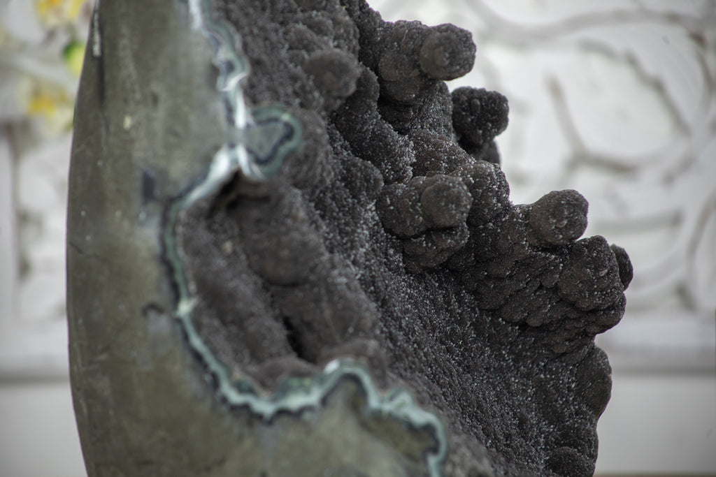 Schwarze Amethyst-Kathedrale XXL mit ausgeprägter dunkelvioletter Kristallzone, in hochwertiger Naturqualität
