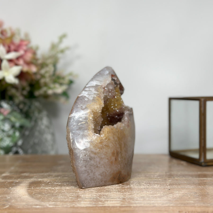 Gelbe Zuckerquarz-Druzy-Geode mit warm leuchtender Kristallstruktur