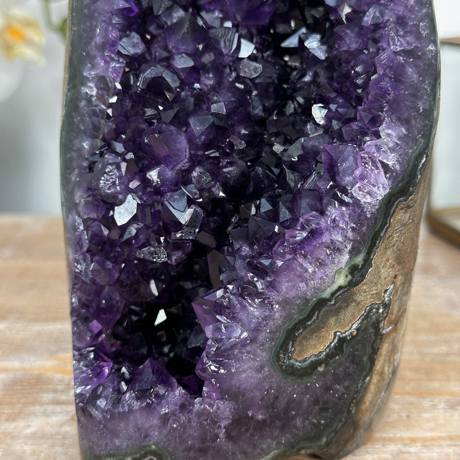 Amethyst-Geode mit aufrechter Standform und kompakter Kristallstruktur