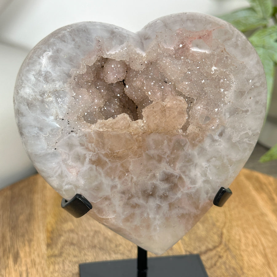 Zuckerquarz-Druzy-Herzskulptur mit fein glitzernder, kompakter Kristalloberfläche