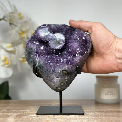 Amethyst-Geode mit ausgeprägten, anmutigen Stalaktitenaugen